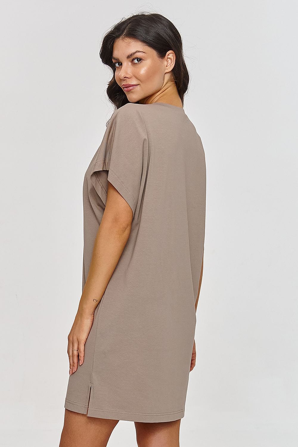 robe courte casual droite en coton noire à manches courtes parfaite pour l’été ou un look décontracté