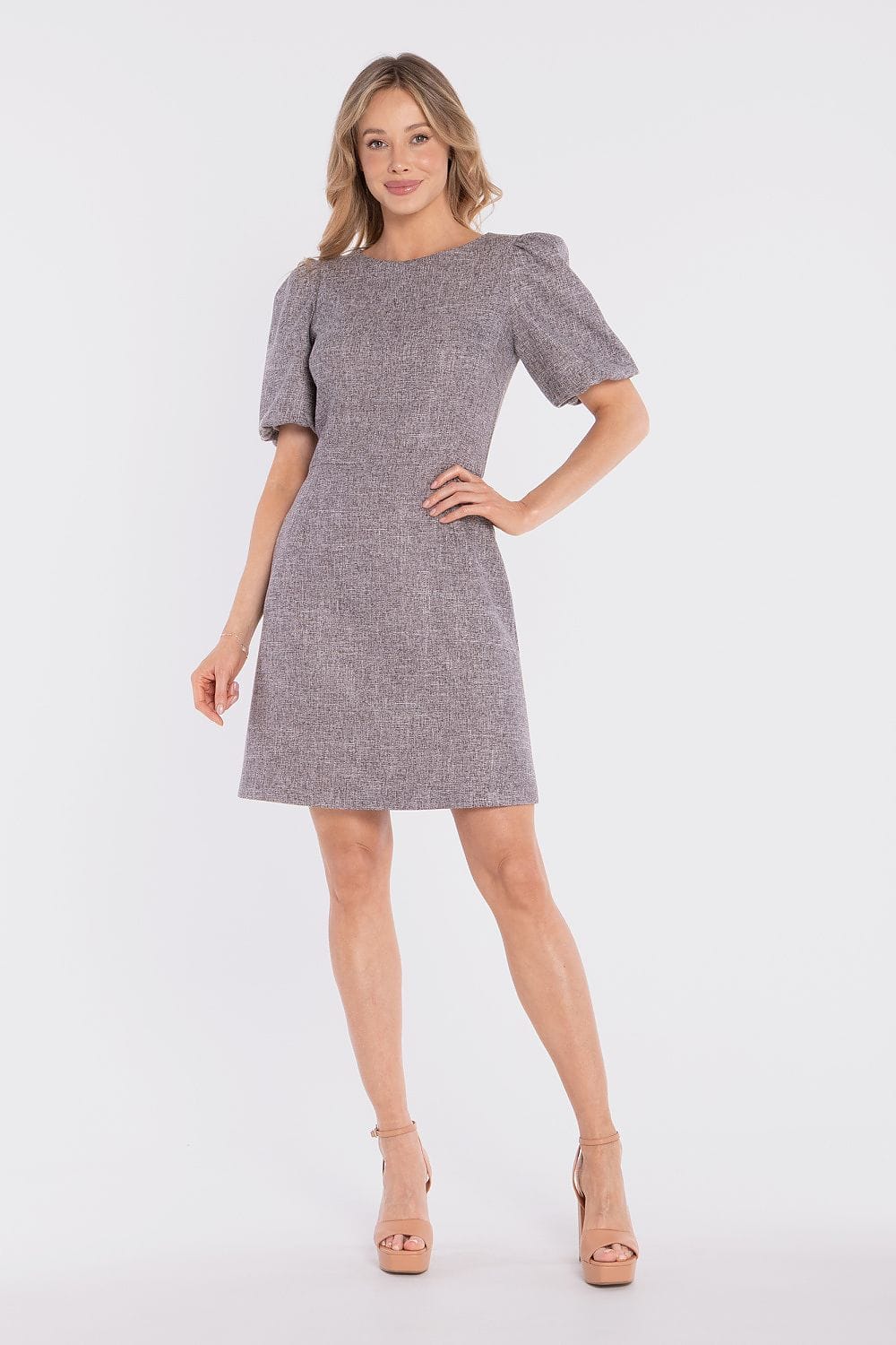 Robe courte droite chic manches courtes grise pour soirée chic ou cocktail élégante et intemporelle