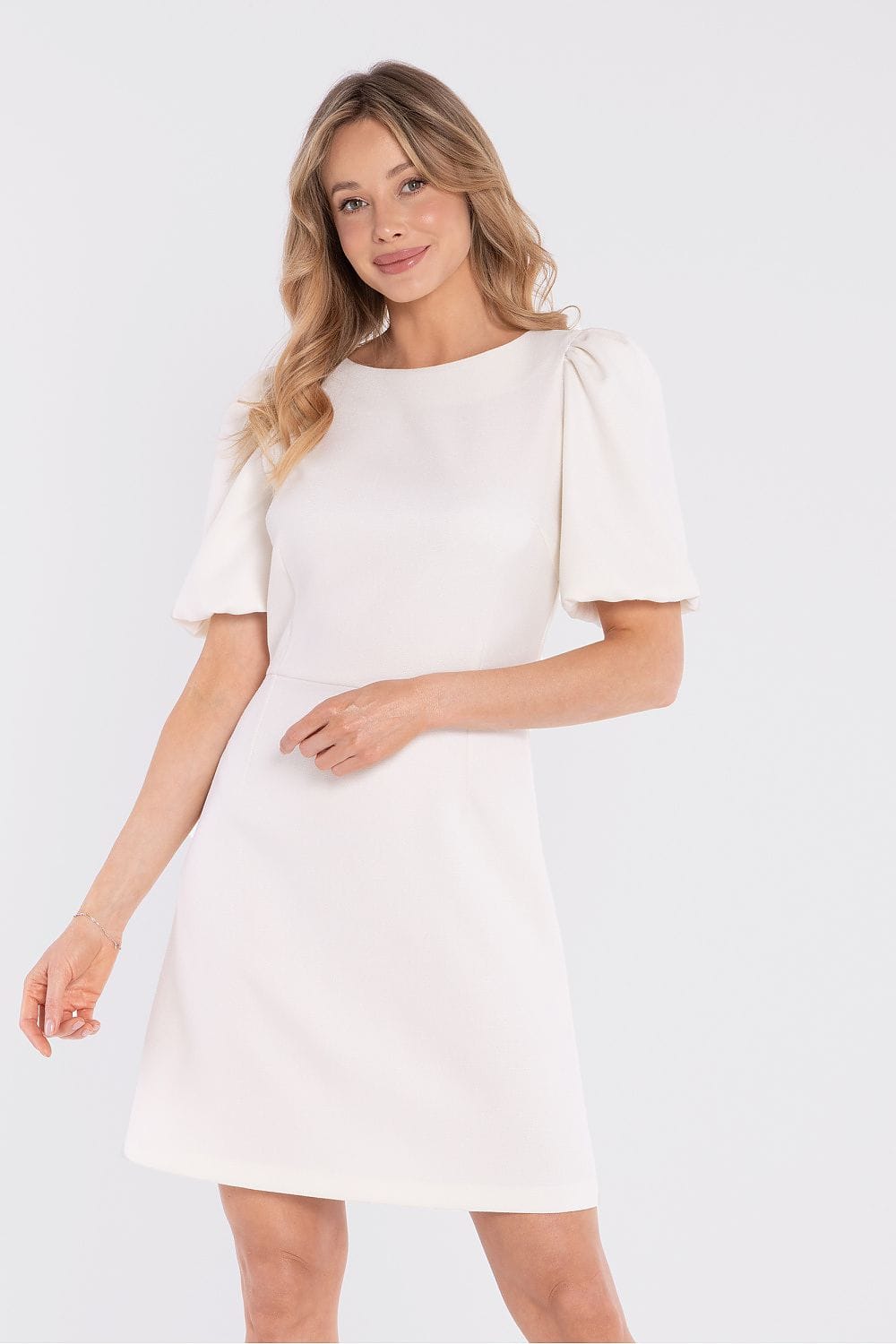 Robe courte blanche élégante pour cocktail, manches courtes bouffantes, style chic, idéale été ou cérémonie