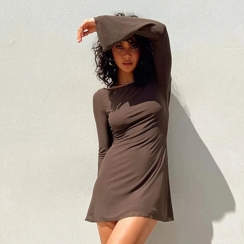 Robe courte moulante marron manches longues style chic idéale pour soirée ou cocktail tendance femme