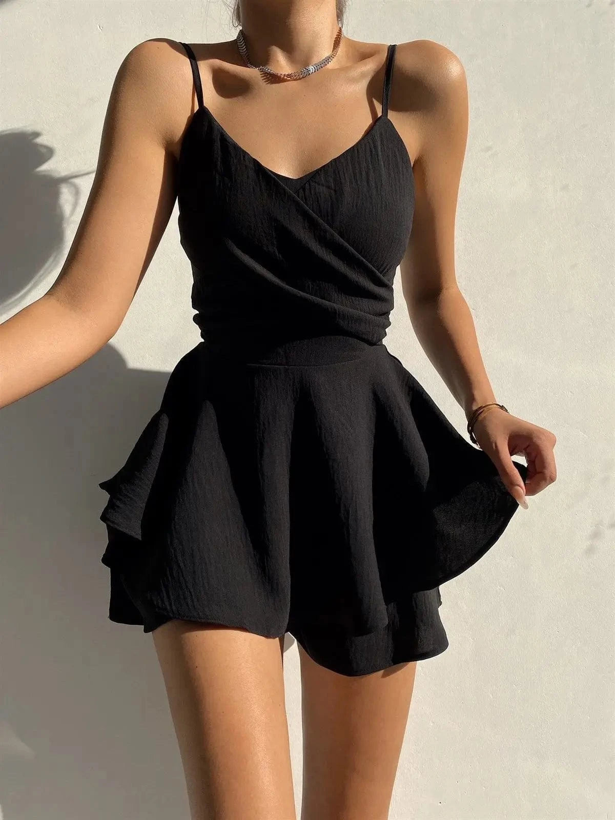 robe courte été fluide drapée chic sans manches pour mariage invité ou cocktail en vacances