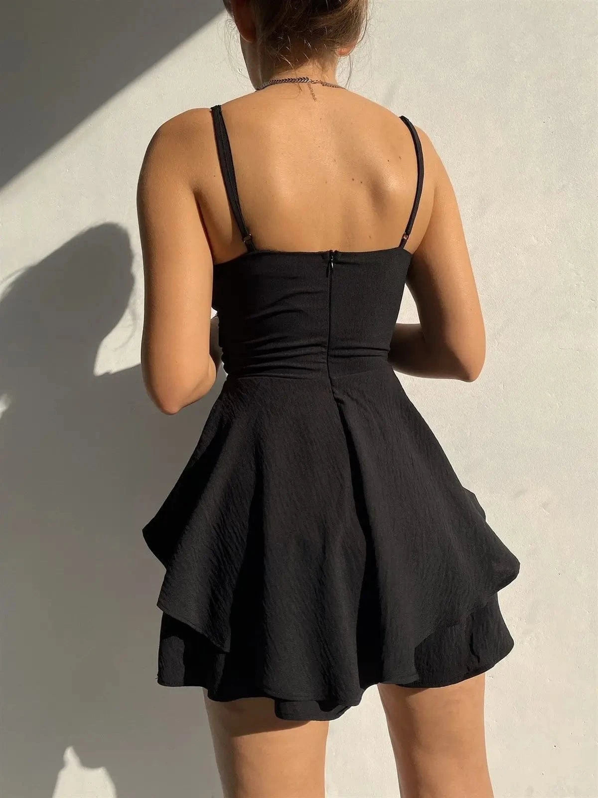 robe courte été fluide drapée pour plage ou cocktail, silhouette trapèze manches courtes, look chic