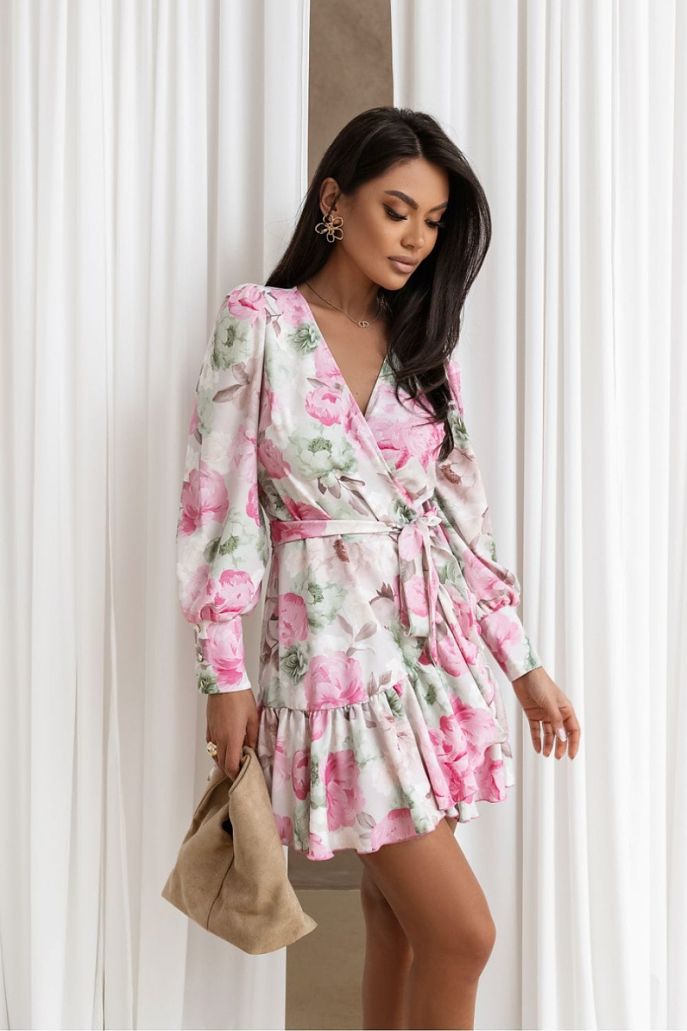 Robe courte fleurie été bohème portefeuille manches longues rose et verte style chic accessoire sac beige