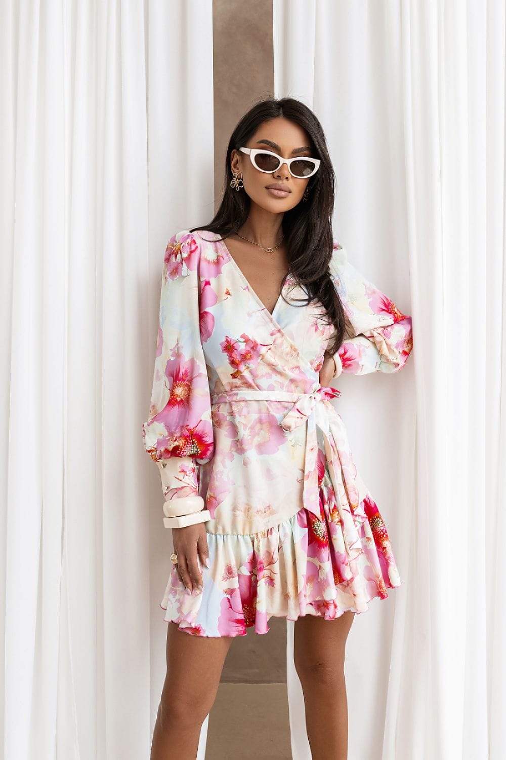 Robe courte fleurie portefeuille manches longues été chic décolleté rose poudré pour soirée cocktail