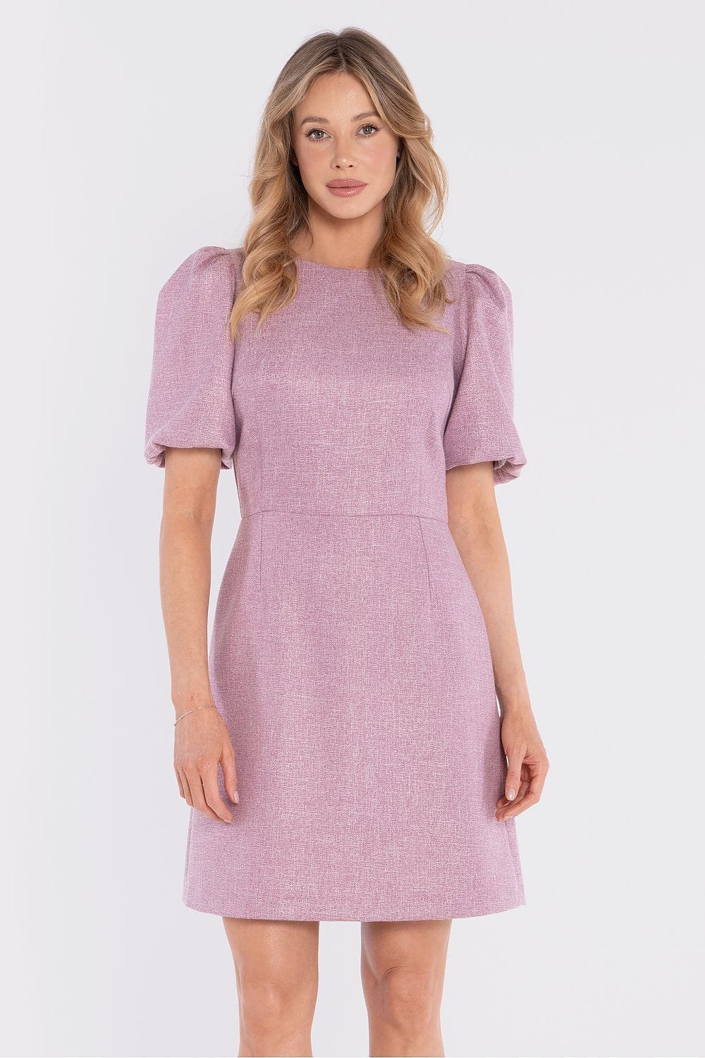 Robe courte rose manches courtes style chic pour invité mariage ou cocktail, coupe droite élégante femme