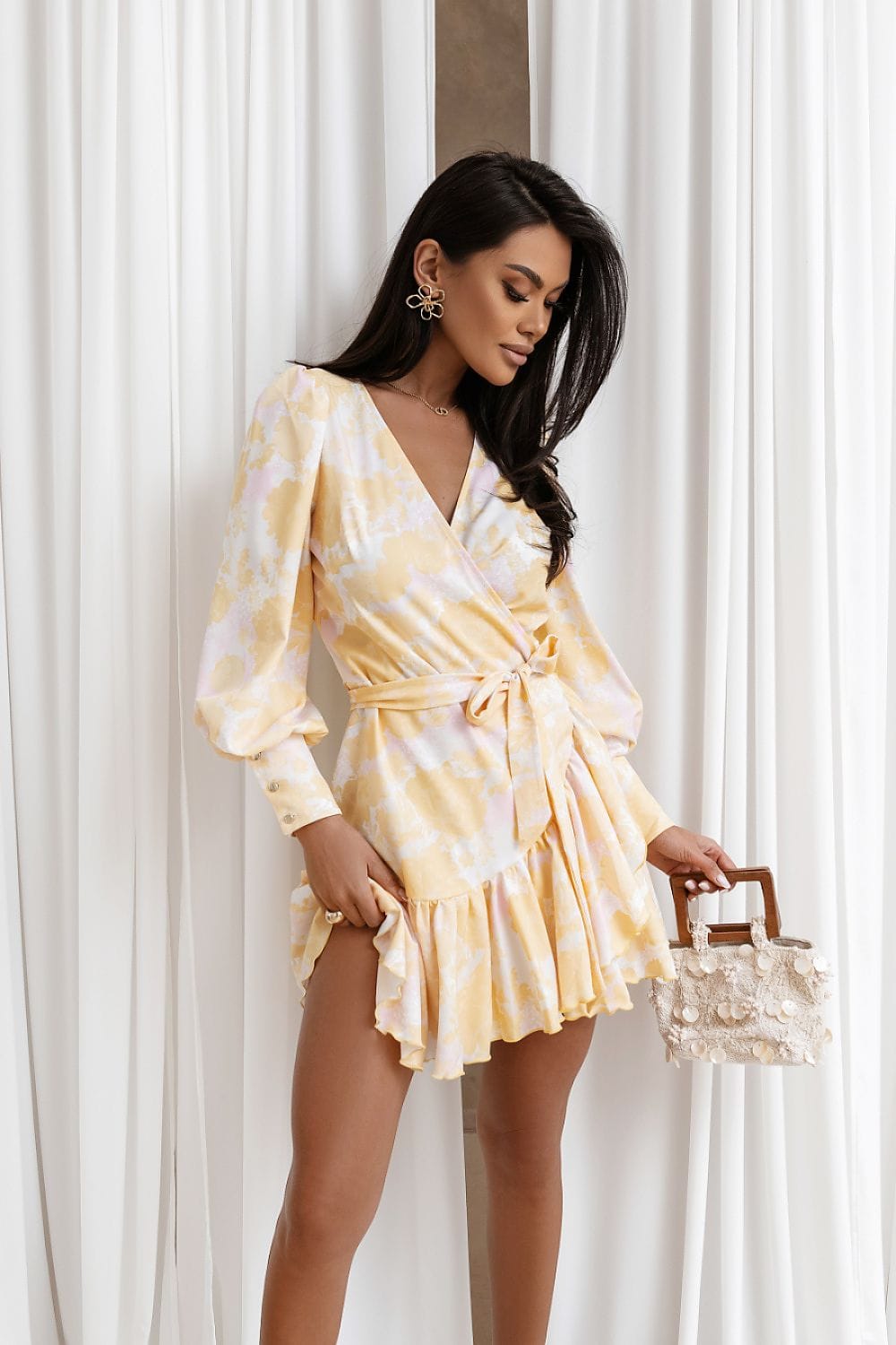 Robe courte fleurie portefeuille manches longues jaune été chic avec sac à main en paille pour soirée