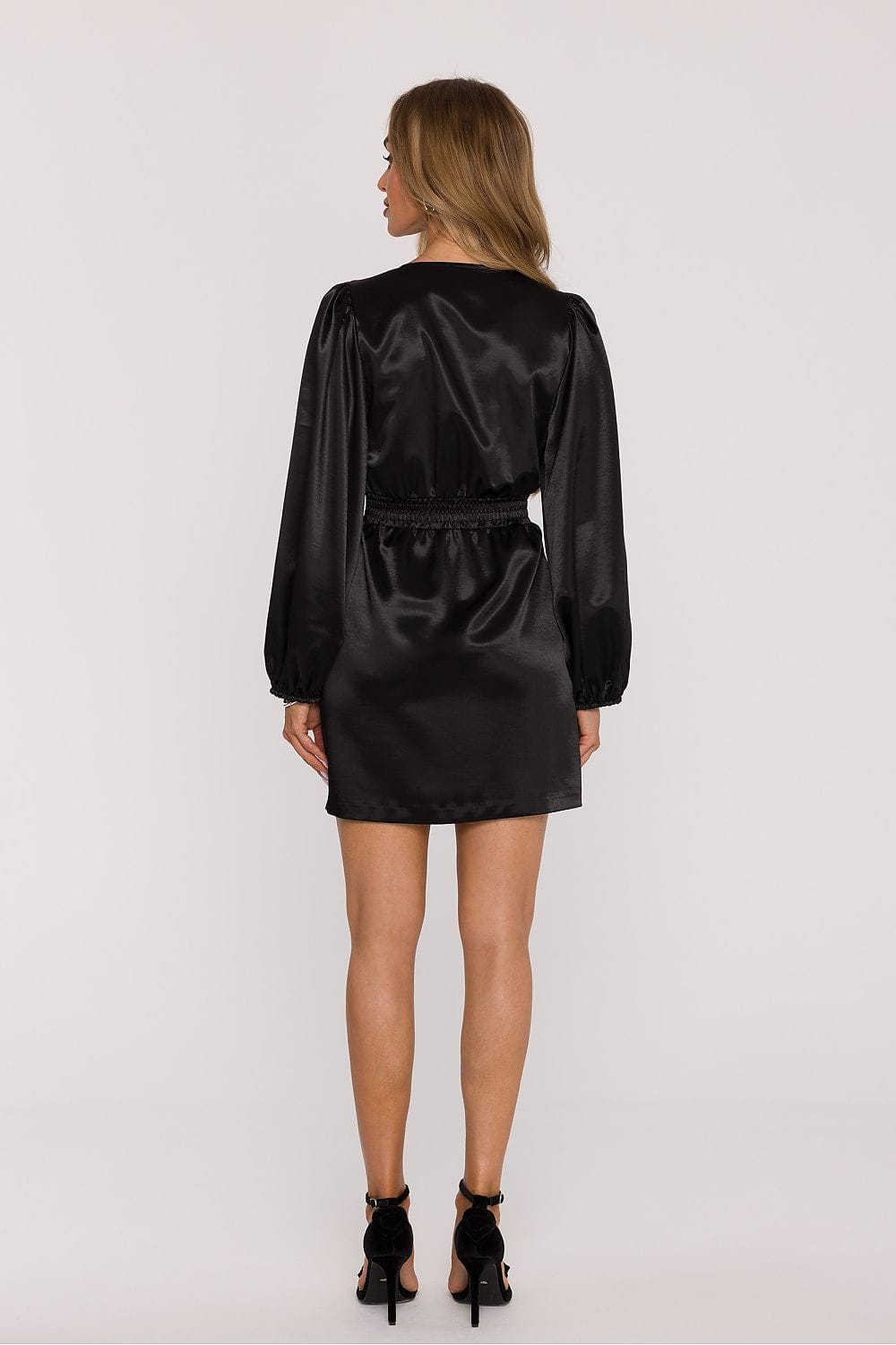 Robe noire courte soirée chic manches longues satinée, idéale pour cocktail ou événement habillé élégant