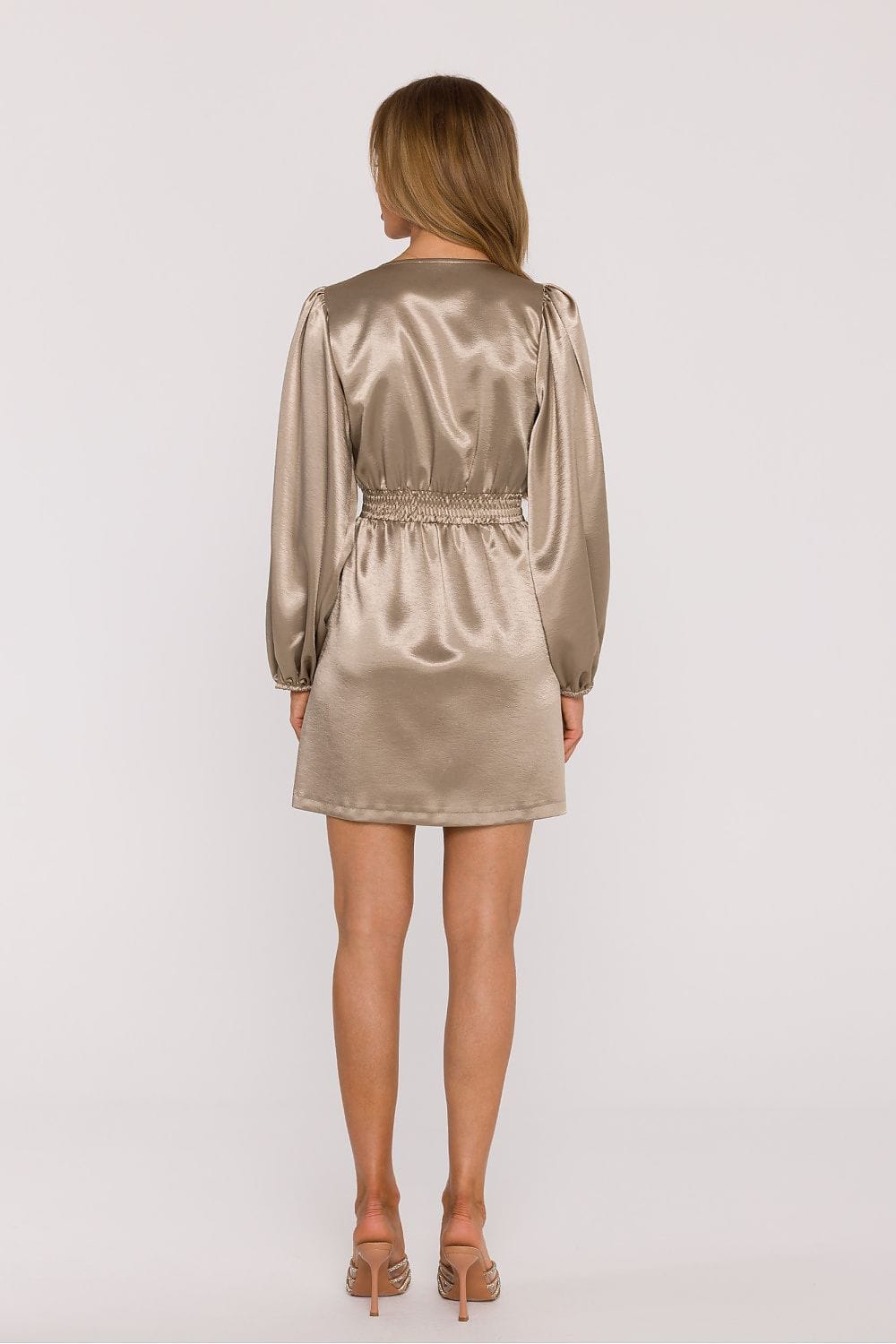 Robe de soirée chic courte en satin beige à manches longues, coupe droite élégante idéale pour évènement habillé