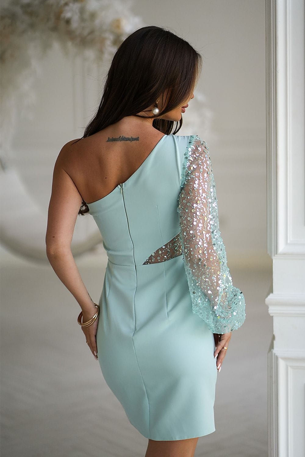 Robe courte moulante une manche soirée chic verte avec manches longues à sequins pour cocktail élégant