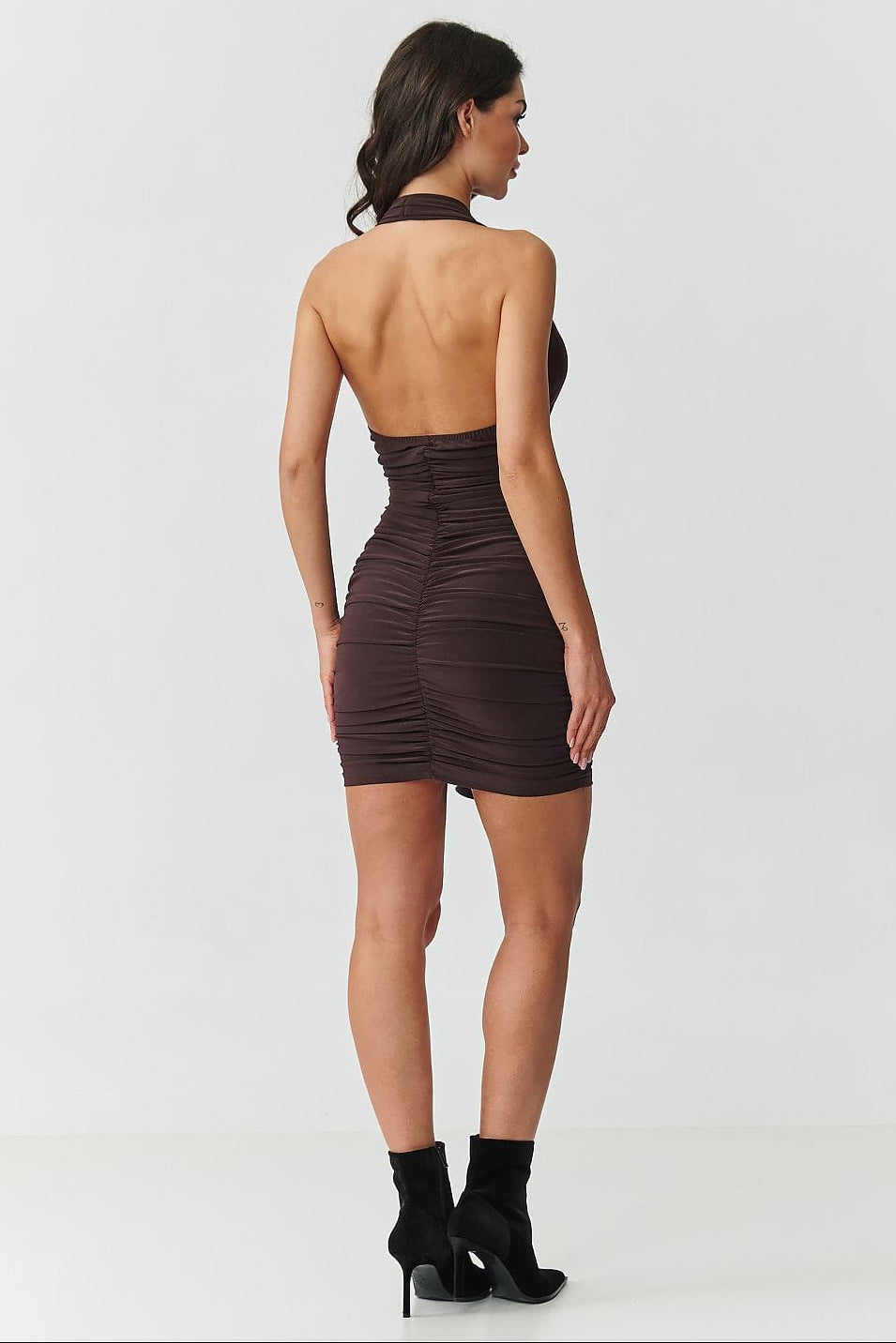 Robe de soirée sexy courte moulante dos nu marron sans manches moderne pour femme élégante et tendance
