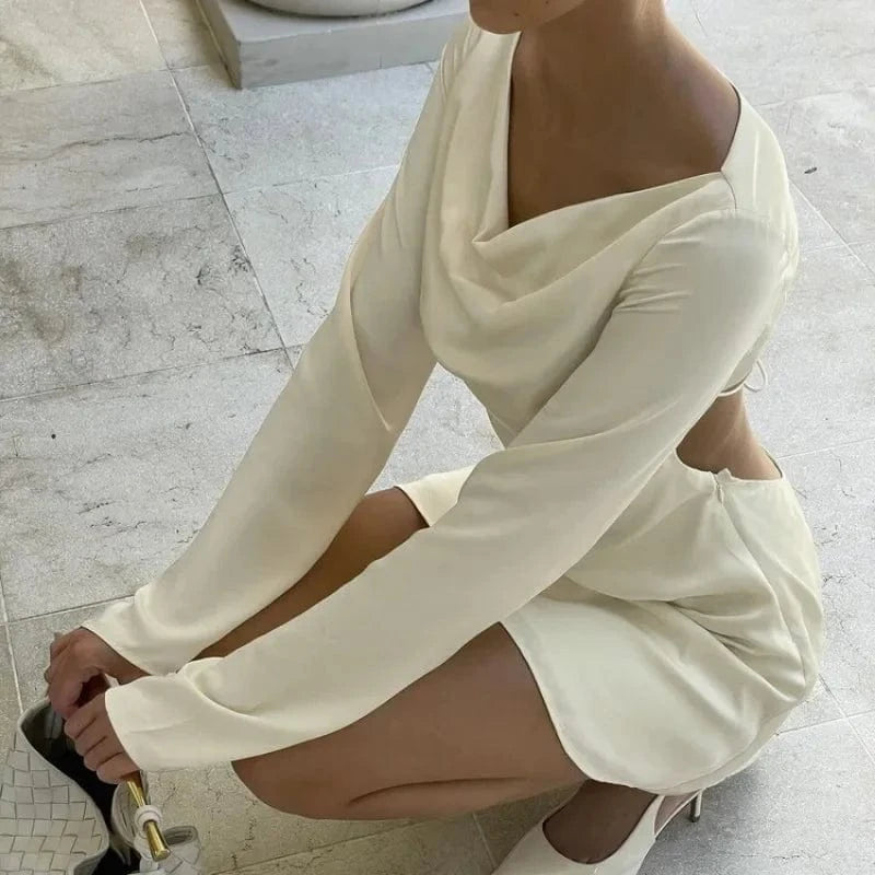 Robe courte blanche chic dos nu à manches longues pour soirée été élégante, look tendance et minimaliste