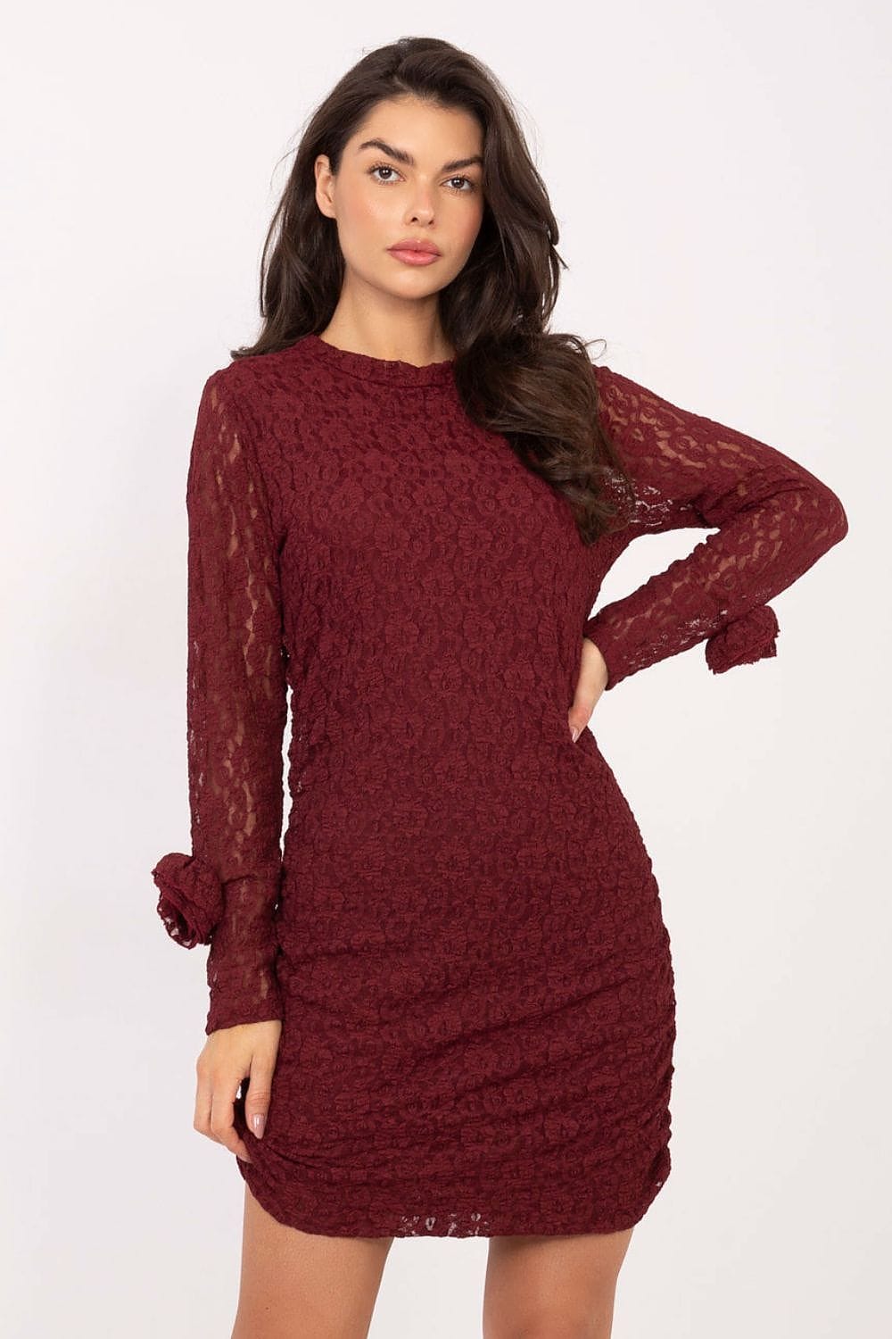 Robe de soirée chic courte en dentelle bordeaux manches longues moulante parfaite pour cocktail ou mariage invité