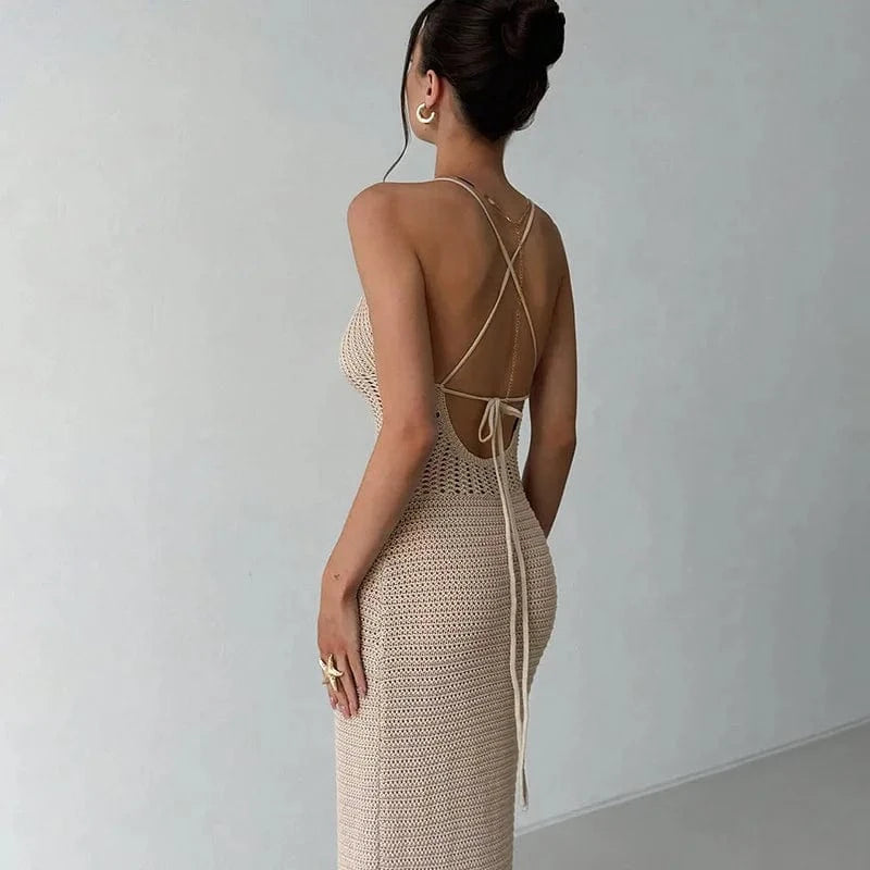 Robe dos nu été bohème longue beige en crochet moulante avec bretelles croisées élégante et tendance