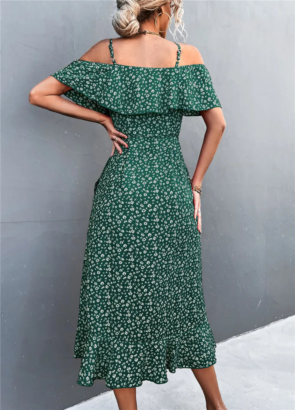 Robe d'été à bretelles et imprimé floral à volants