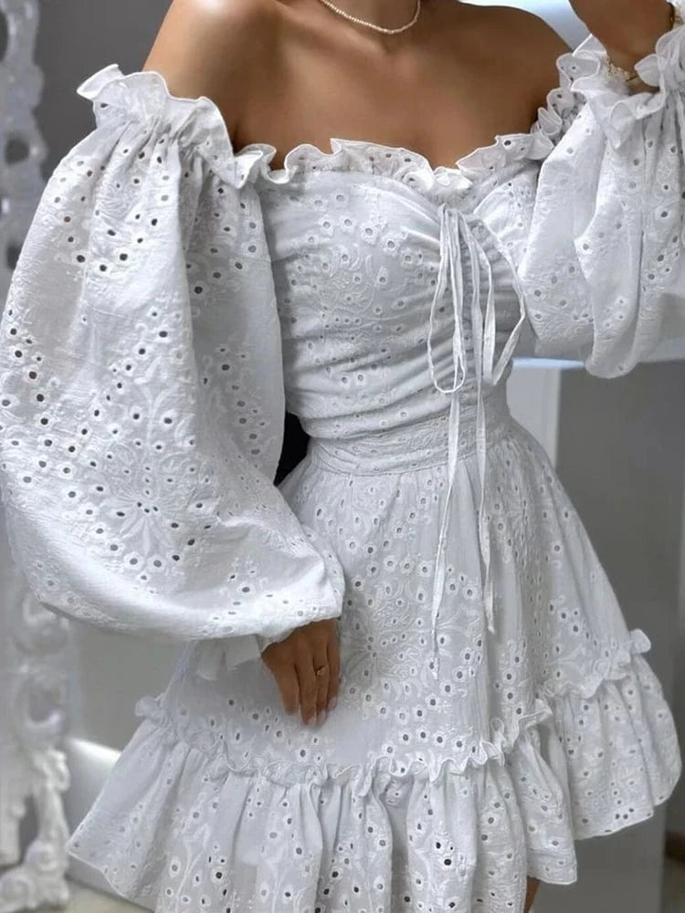 Robe blanche courte bohème champêtre manches longues épaules dénudées en broderie anglaise pour été soirée