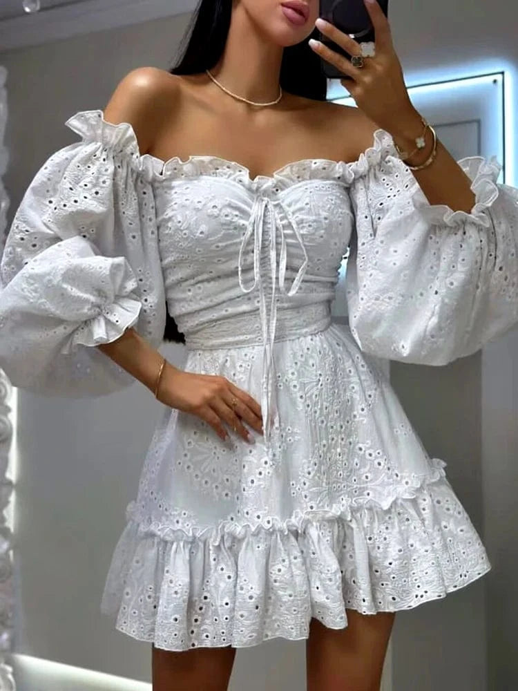 Robe courte blanche bohème été épaules dénudées manches longues dentelle style chic pour anniversaire