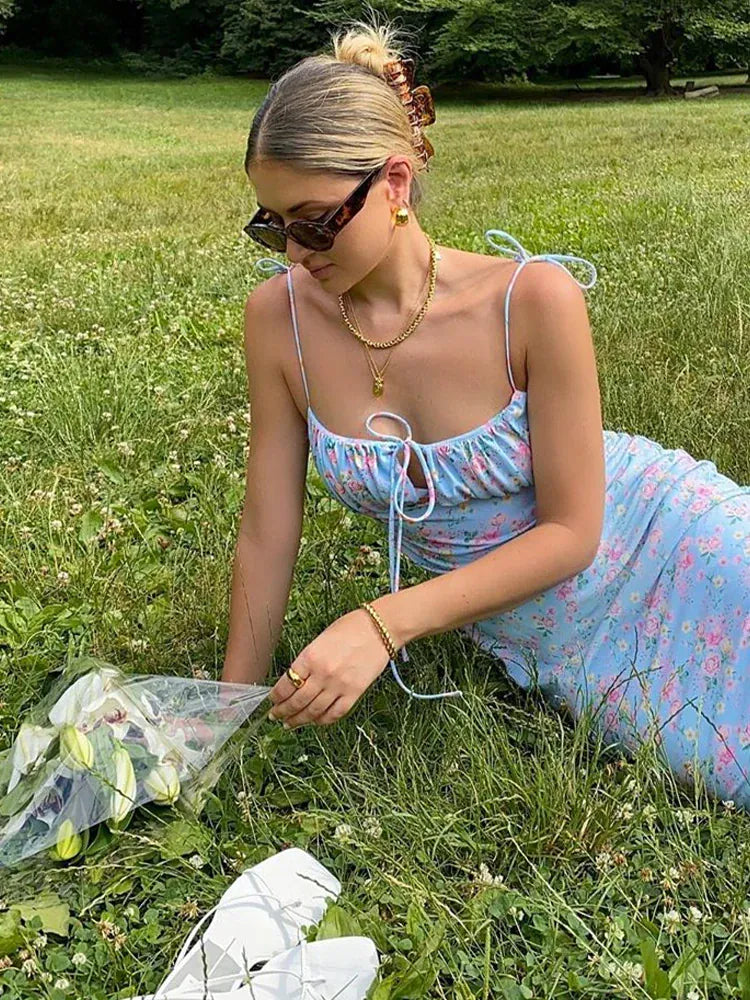 Robe d'été bleue à fleurs moulante longue