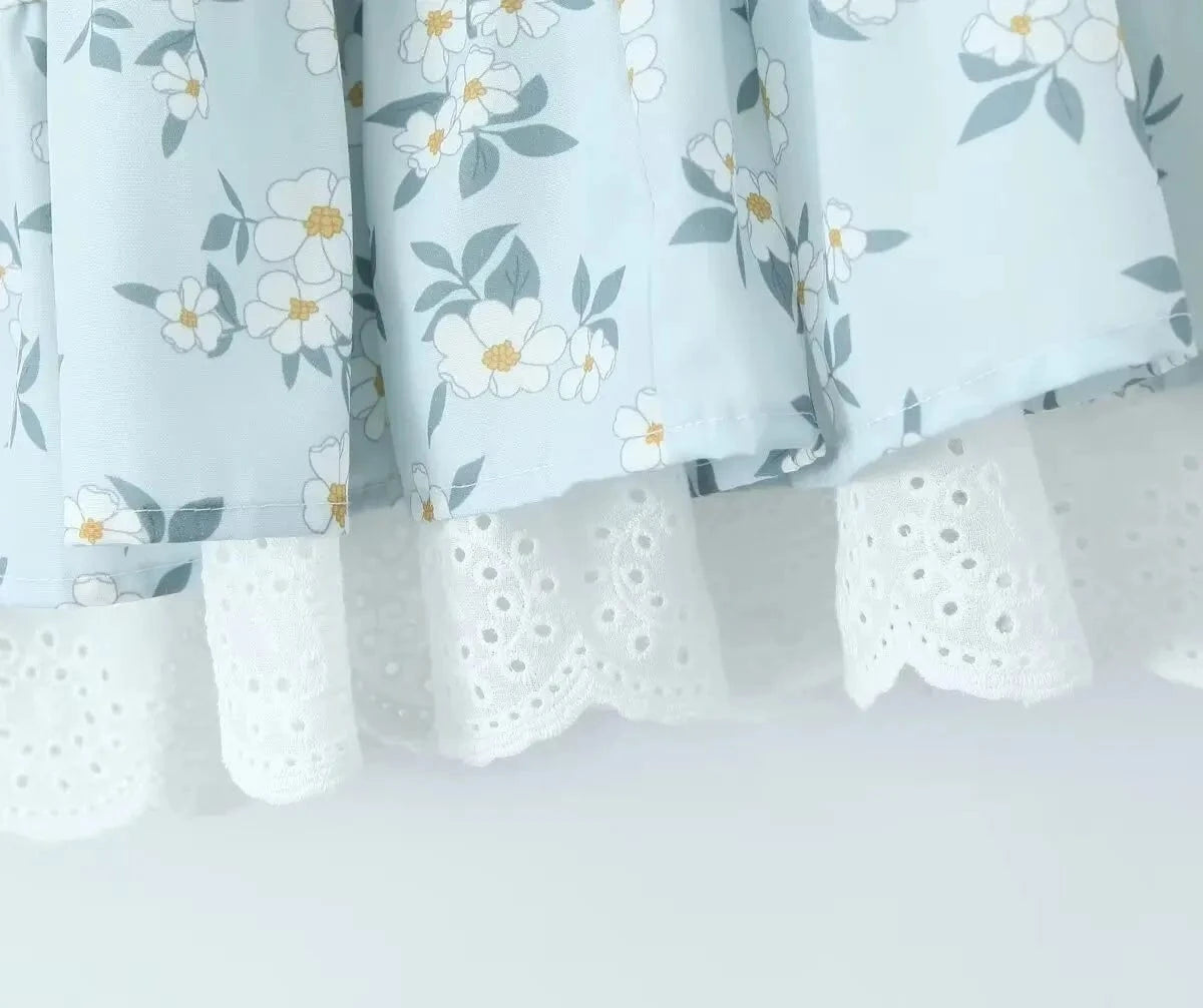 Robe été fleurie bleue courte avec détail dentelle blanche, idéale pour un look champêtre féminin casual