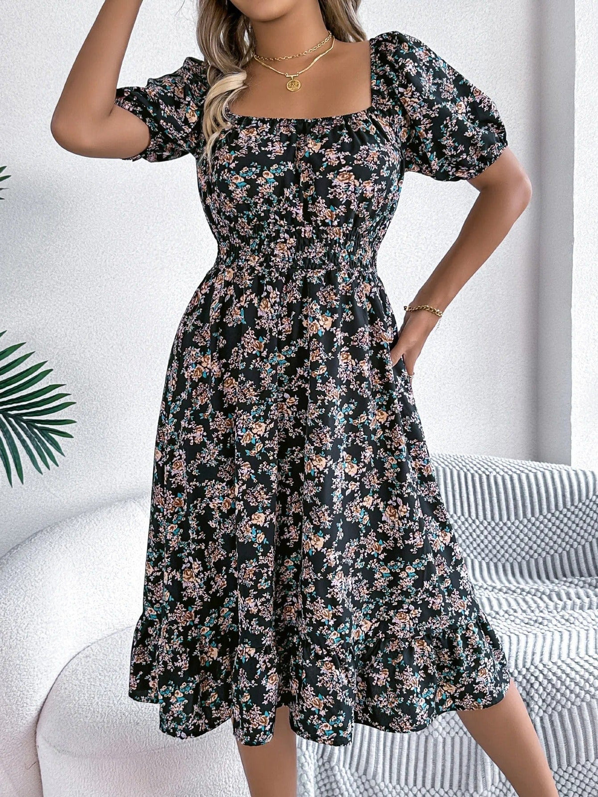 Robe fleurie bohème noire midi à manches courtes parfait pour un look estival chic et décontracté femme