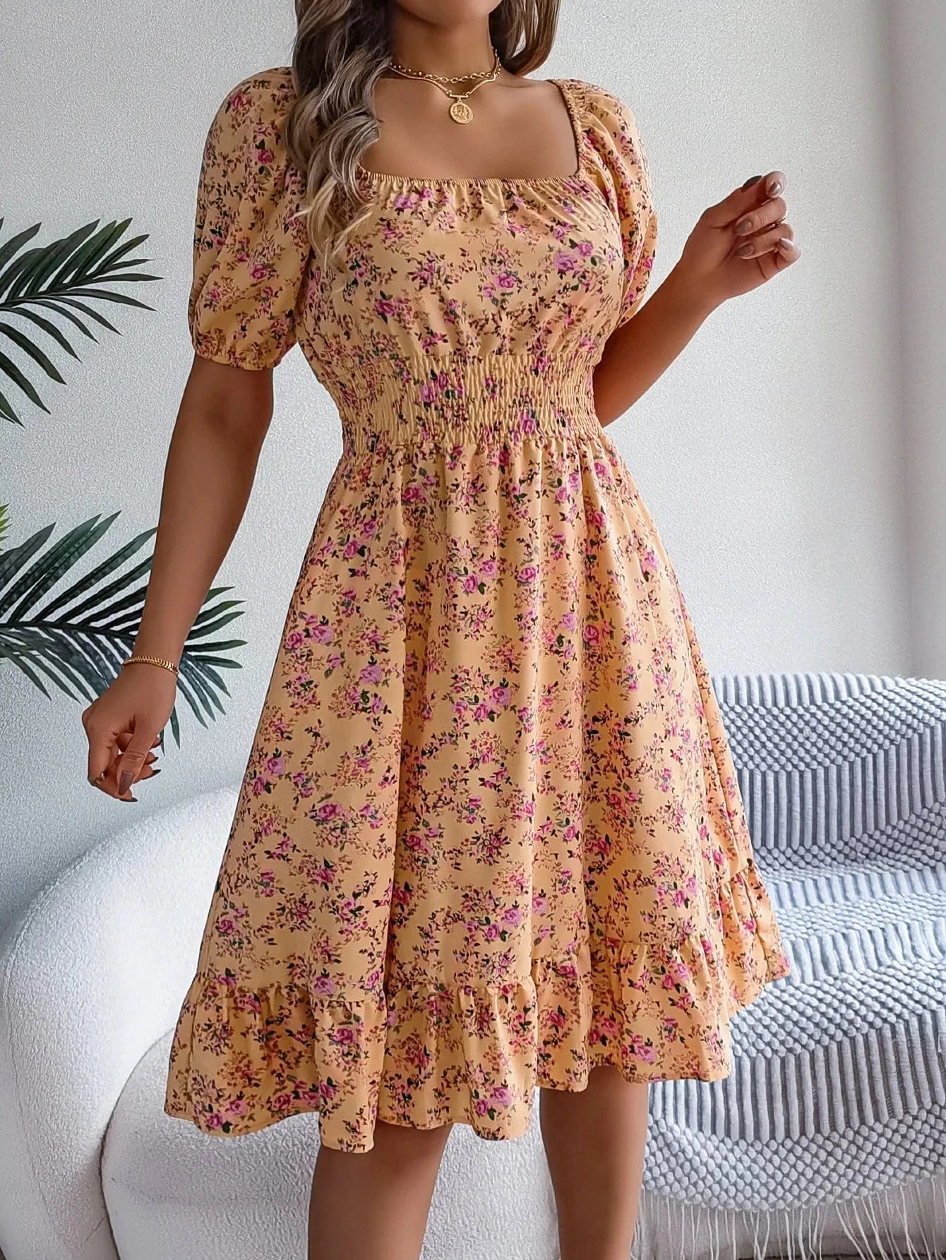 robe d'été fleurie courte fluide col carré manches courtes style bohème pour mariage invité chic