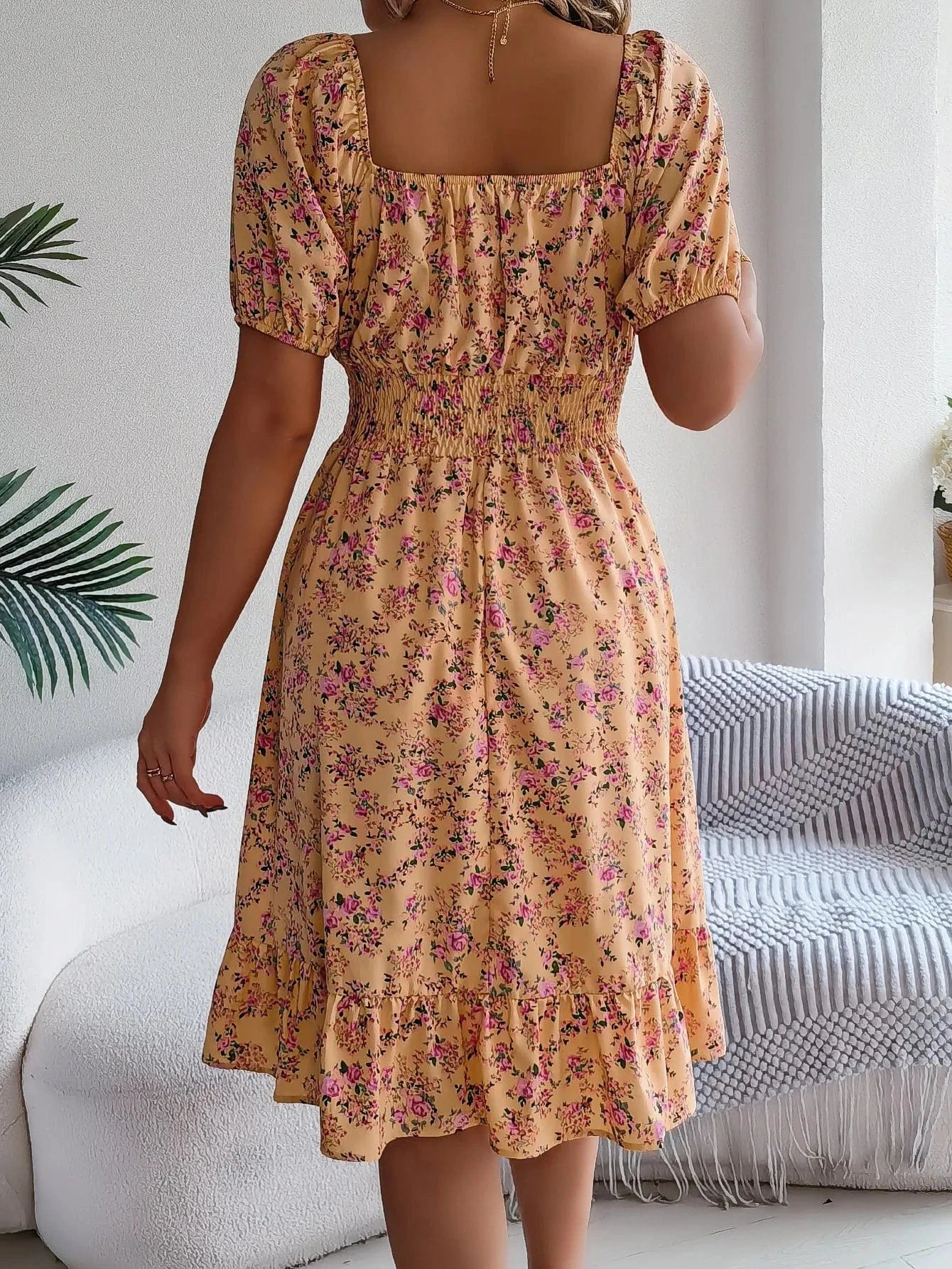 robe d'été fleurie courte champêtre col carré manches courtes légère et fluide pour journée ensoleillée