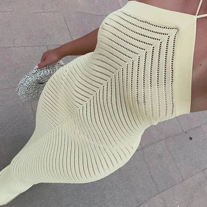 Robe été moulante longue beige sans manches en maille tendance parfaite pour plage ou soirée chic accessoirisée