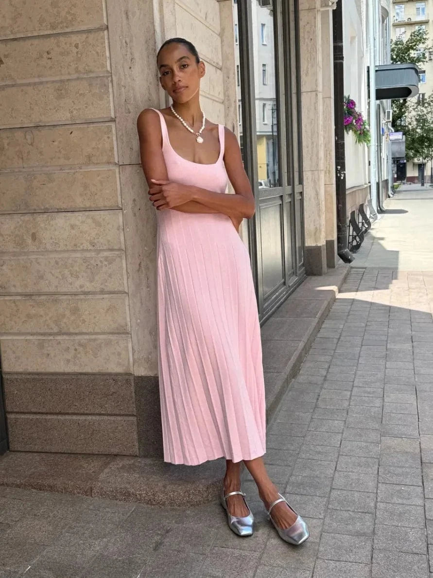 Robe midi fluide rose décolleté sans manches élégante pour été ou mariage invité, style chic moderne