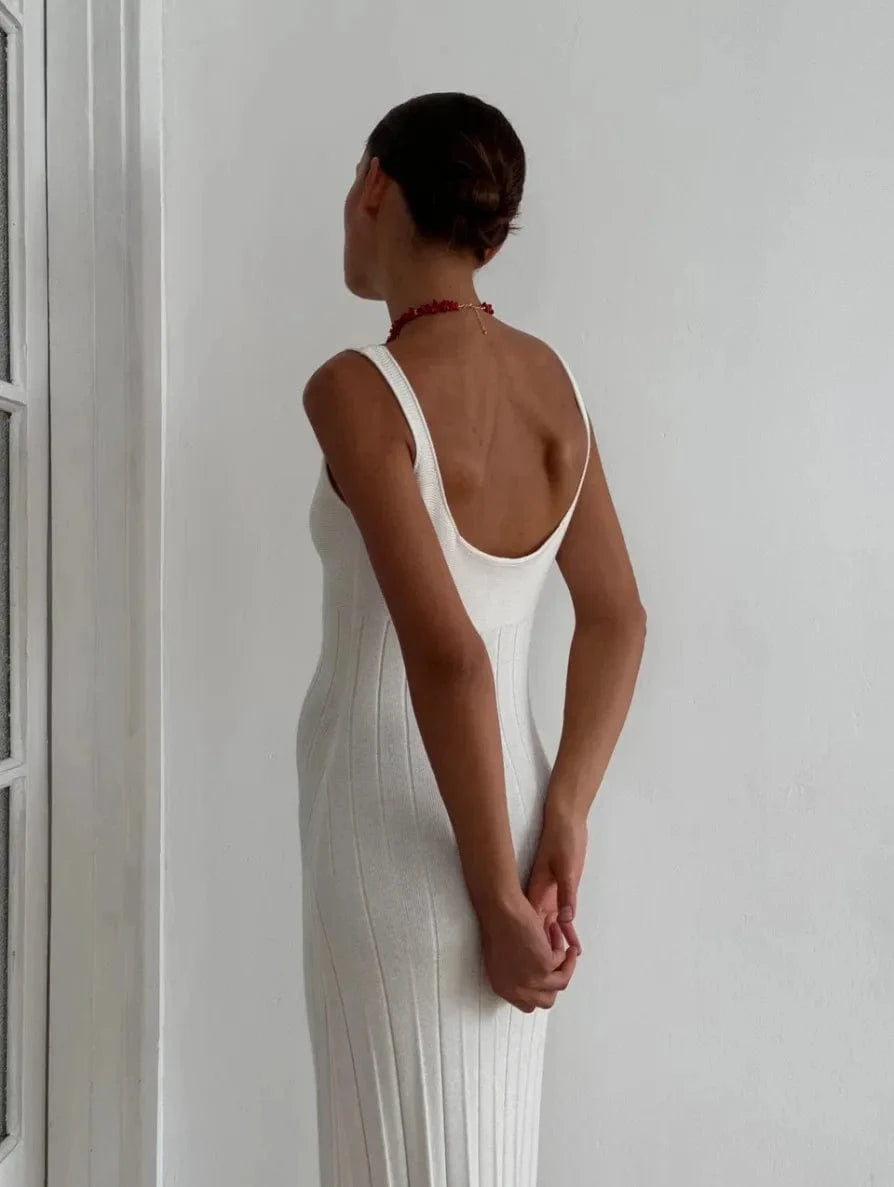 Robe longue blanche dos nu moulante style chic pour soirée d’été femme élégante sans manches minimaliste