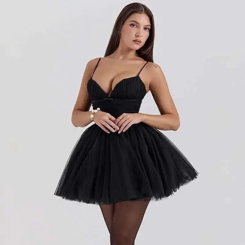 Robe de soirée courte noire moulante décolleté bretelles fines style chic femme élégante cocktail tendance