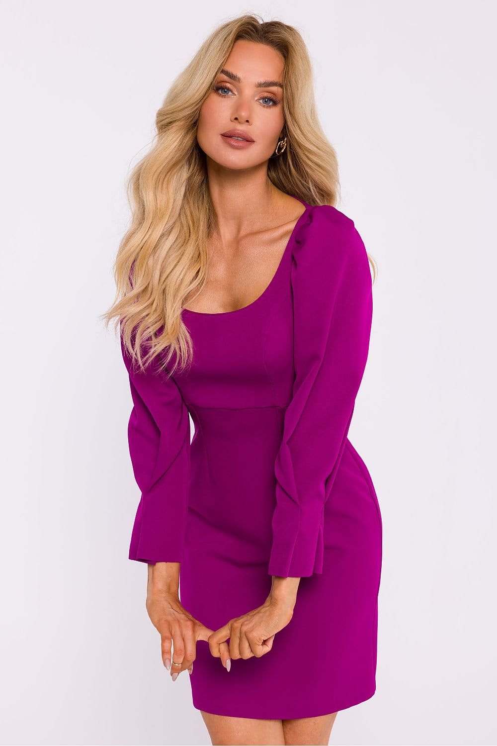 Robe de soirée chic violette manches longues, silhouette droite, coupe courte, idéale pour cocktail.