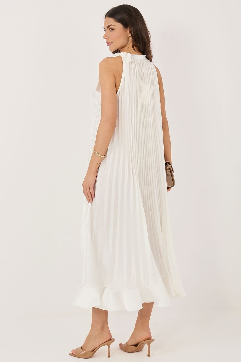 Robe blanche plissée été midi fluide sans manches style trapèze chic parfaite pour invitée mariage