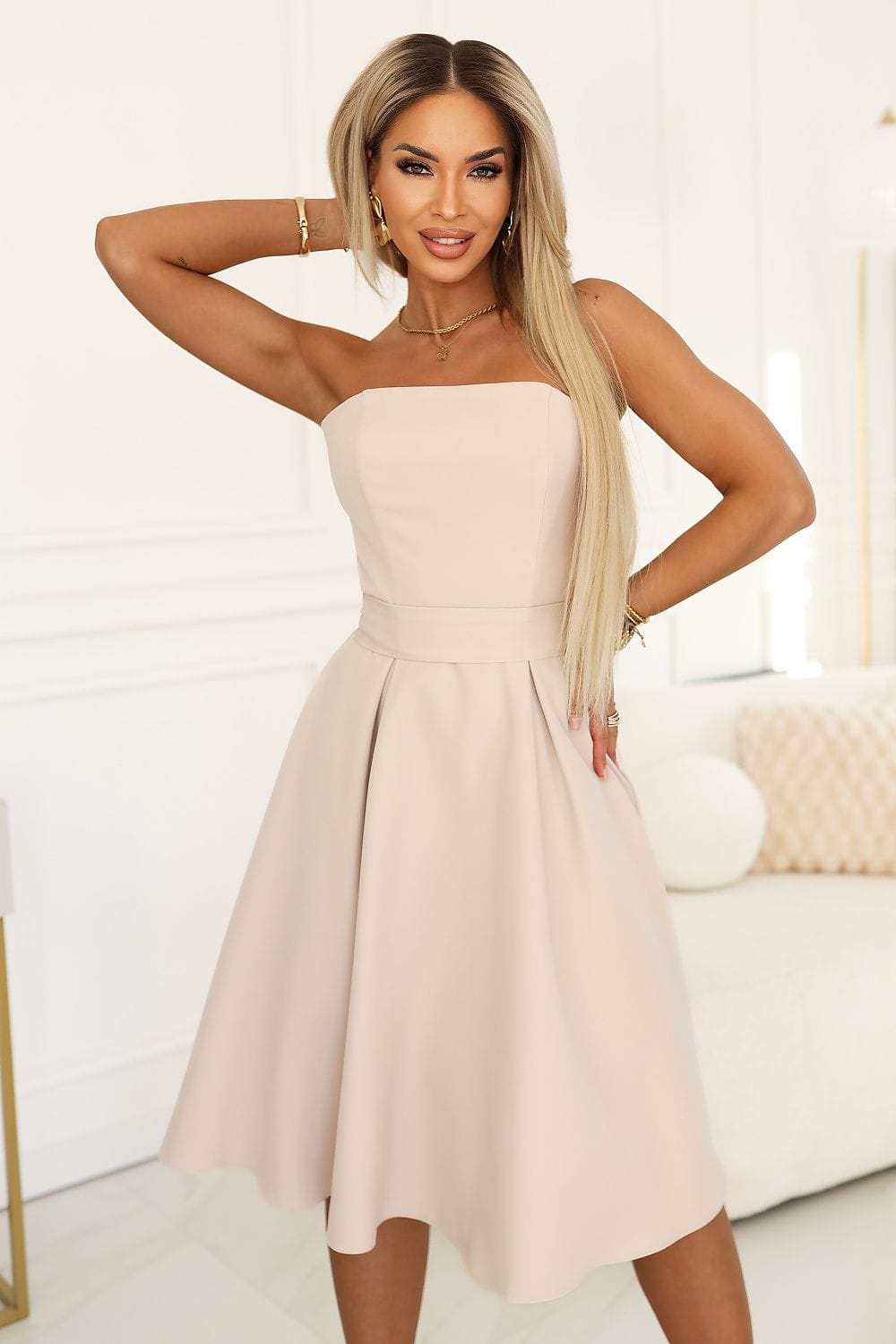 Robe cocktail chic beige bustier midi sans manches, élégante coupe trapèze pour mariage ou soirée d’été