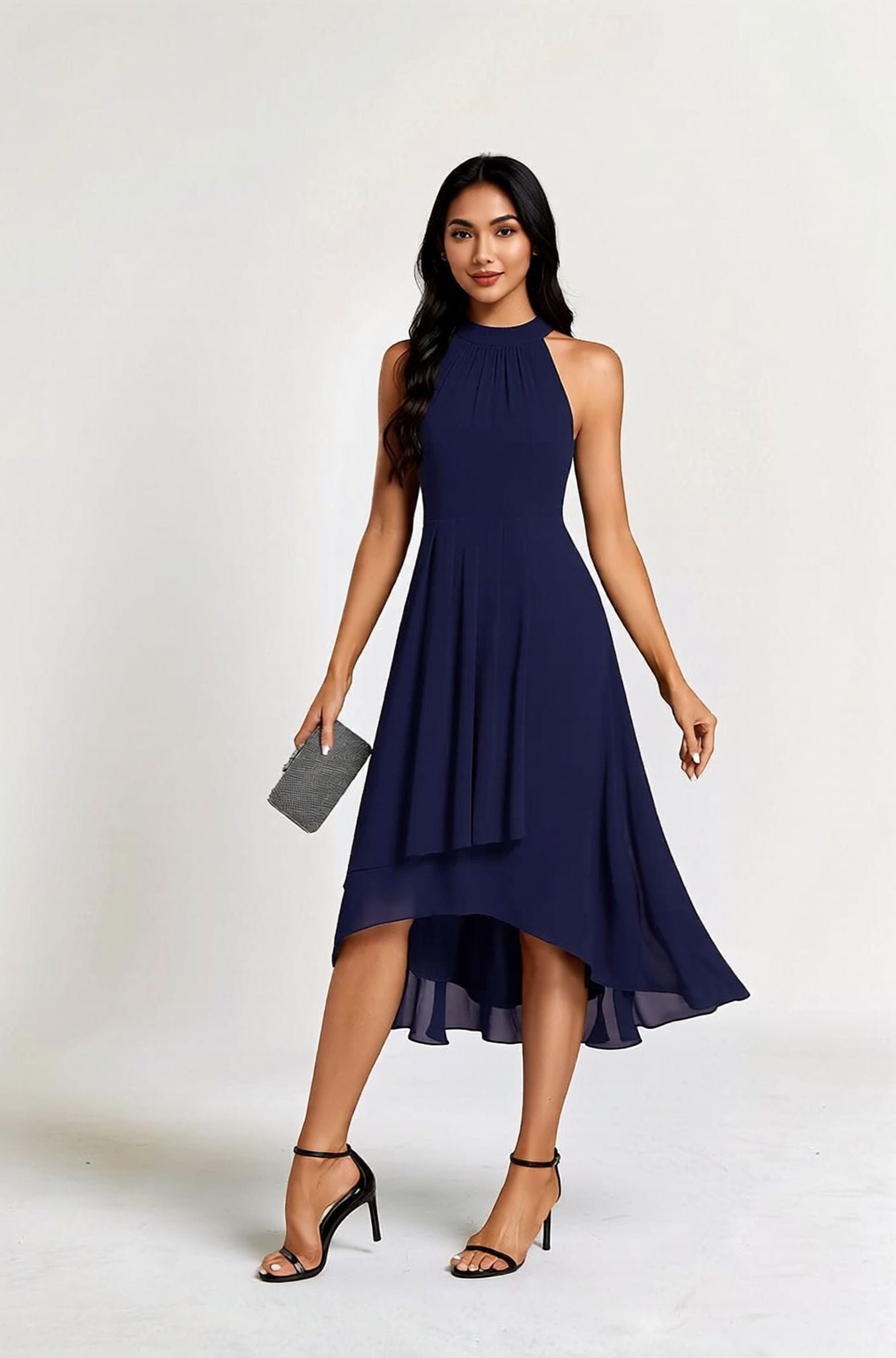 Robe de soirée chic midi bleue fluide sans manches femme élégante avec pochette argentée et sandales noires