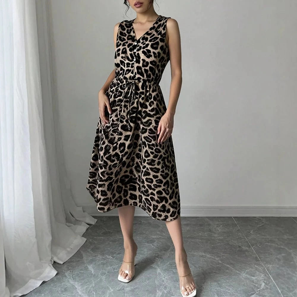 Robe midi trapèze sans manches léopard beige chic pour soirée été ou cocktail, imprimé animal tendance fashion