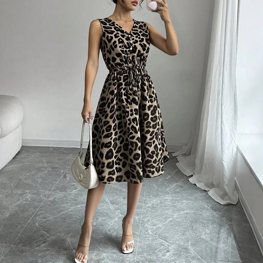 Robe midi fluide sans manches effet léopard beige noire style casual chic été avec sac à main blanc tendance