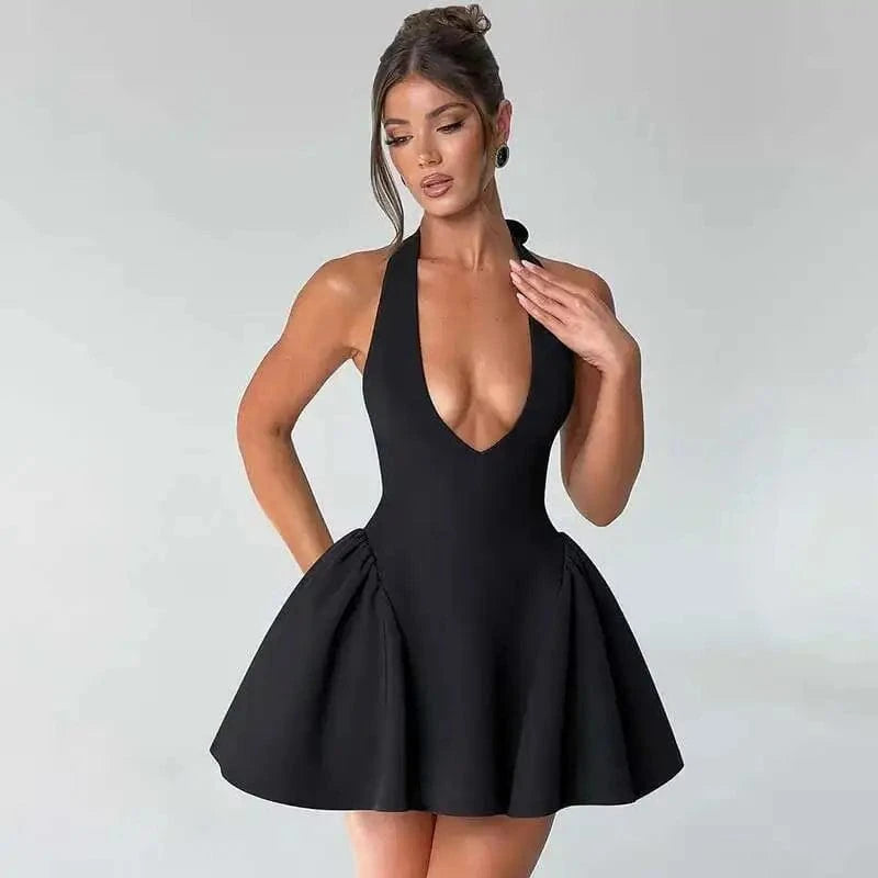 Robe noire courte soirée sexy décolleté profond trapèze sans manches pour évènement chic ou cocktail
