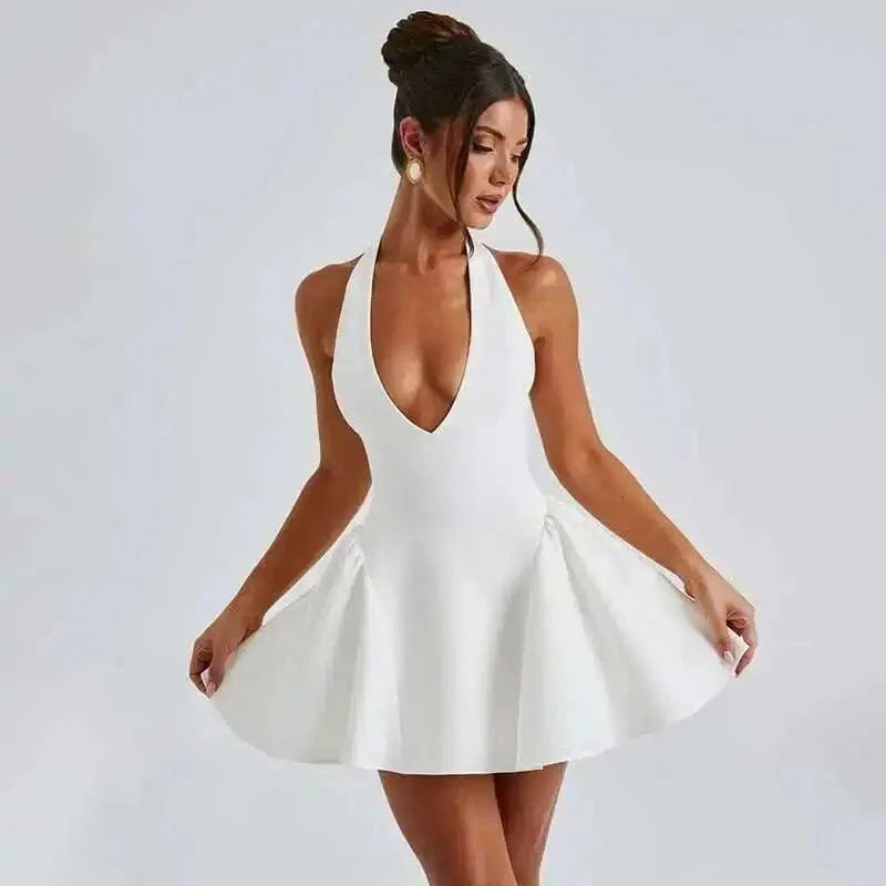 Robe de soirée courte blanche dos nu évasée décolleté pour cocktail été chic et élégante femme