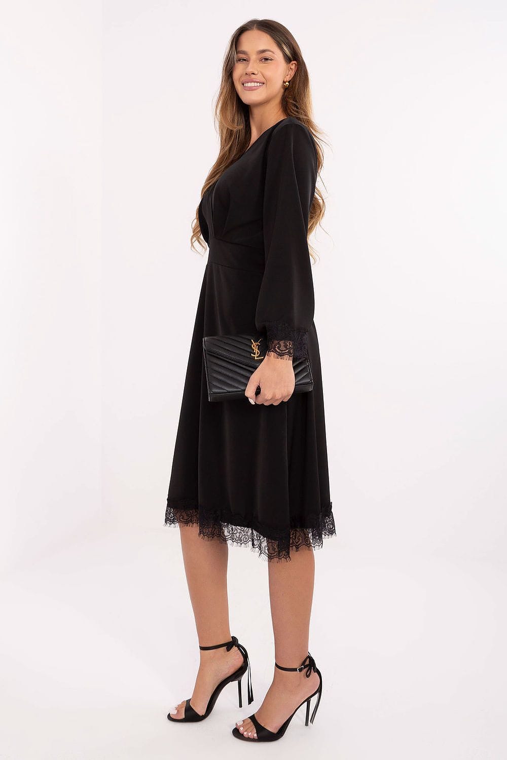 Robe de soirée chic noire midi manches longues dentelle évasée avec pochette élégante pour événement spécial