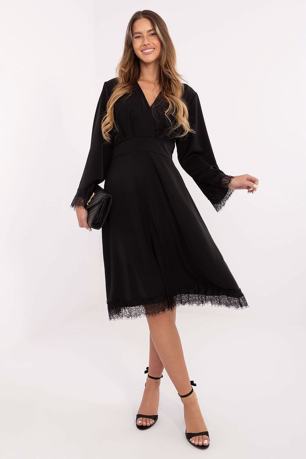 Robe de soirée chic noire midi manches longues dentelle trapèze élégante accessoire pochette femme