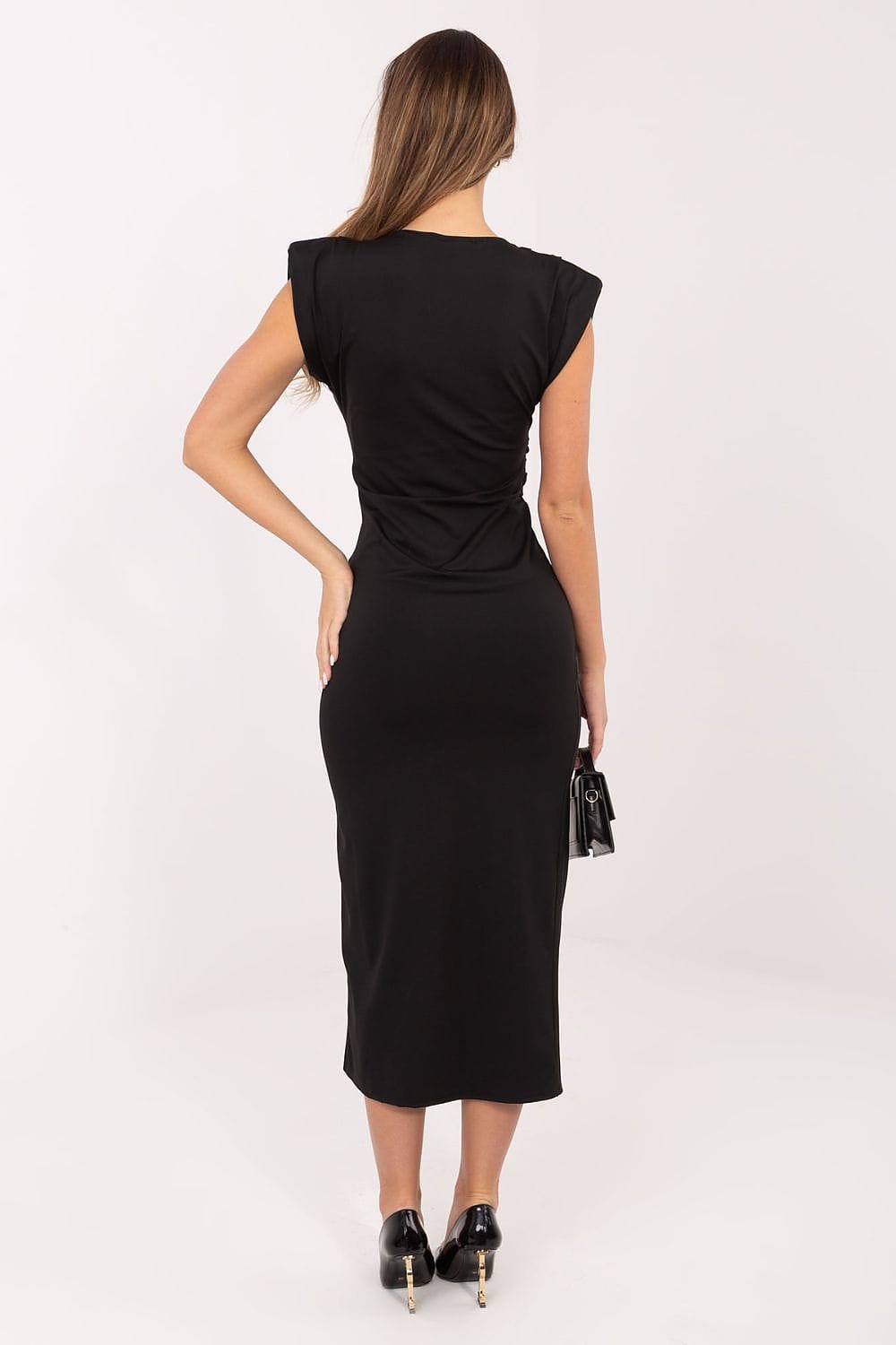 Robe noire midi moulante soirée chic manches courtes pour femme élégante avec sac à main noir