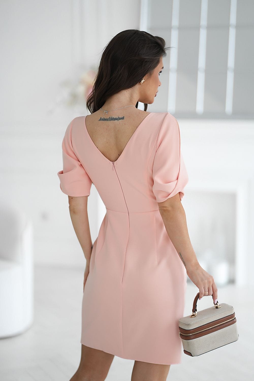 Robe courte rose poudré cocktail chic dos nu manches courtes avec sac à main élégant pour évènement