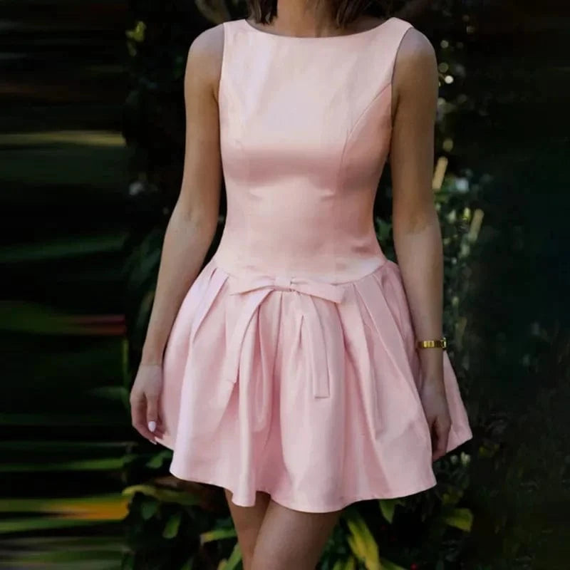 Robe courte rose élégante pour cocktail ou anniversaire, sans manches, coupe évasée, style chic et féminin