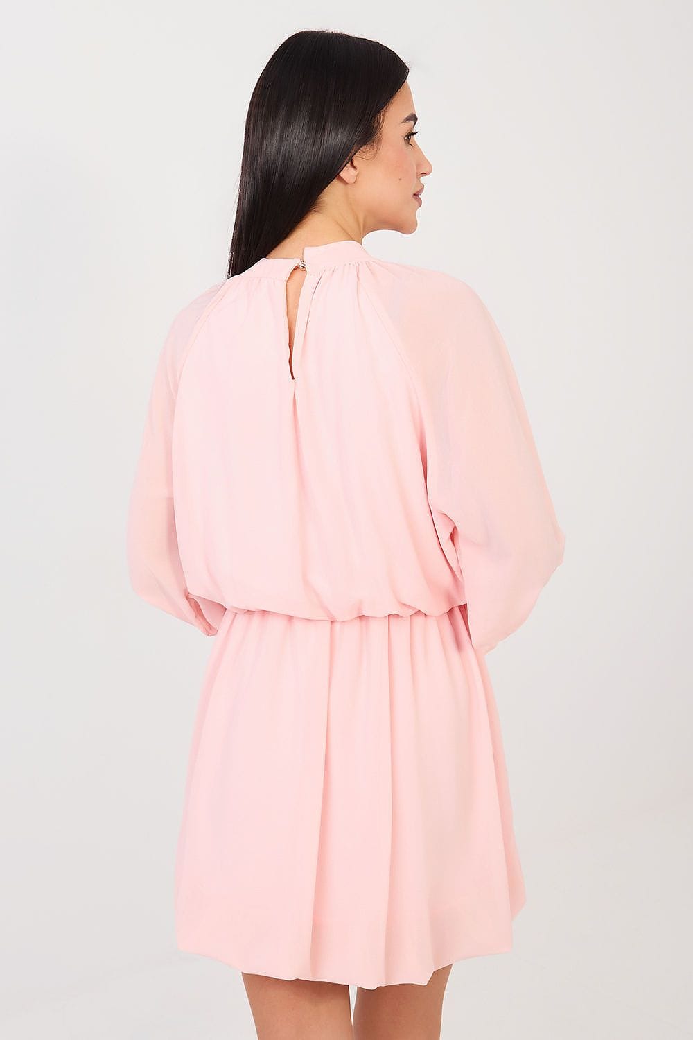 Robe courte rose poudré fluide manches longues idéale pour baptême ou cocktail femme chic et élégante