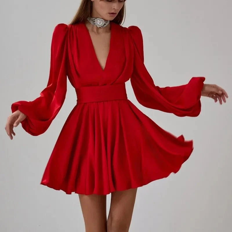 Robe courte rouge soirée chic manches longues décolleté fluide pour évènement cocktail ou anniversaire