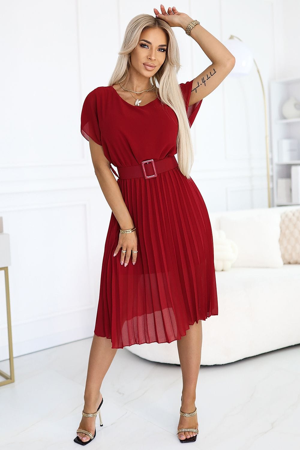 robe midi plissée rouge pour cocktail élégante avec manches courtes, idéale pour une soirée chic