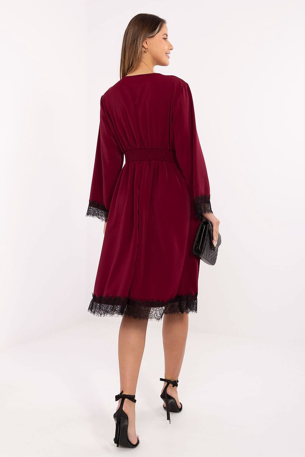 Robe cocktail midi bordeaux à manches longues et dentelle noire, élégante pour soirée chic avec pochette noire