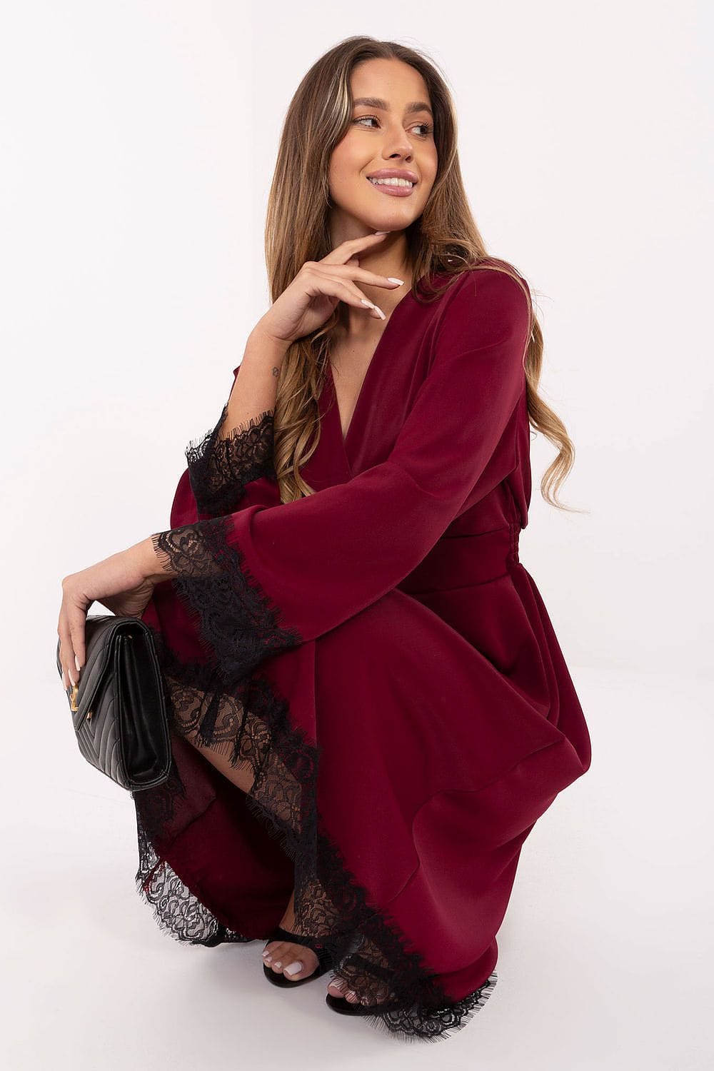 Robe de soirée chic longue bordeaux manches longues dentelle noire élégante avec pochette noire tendance