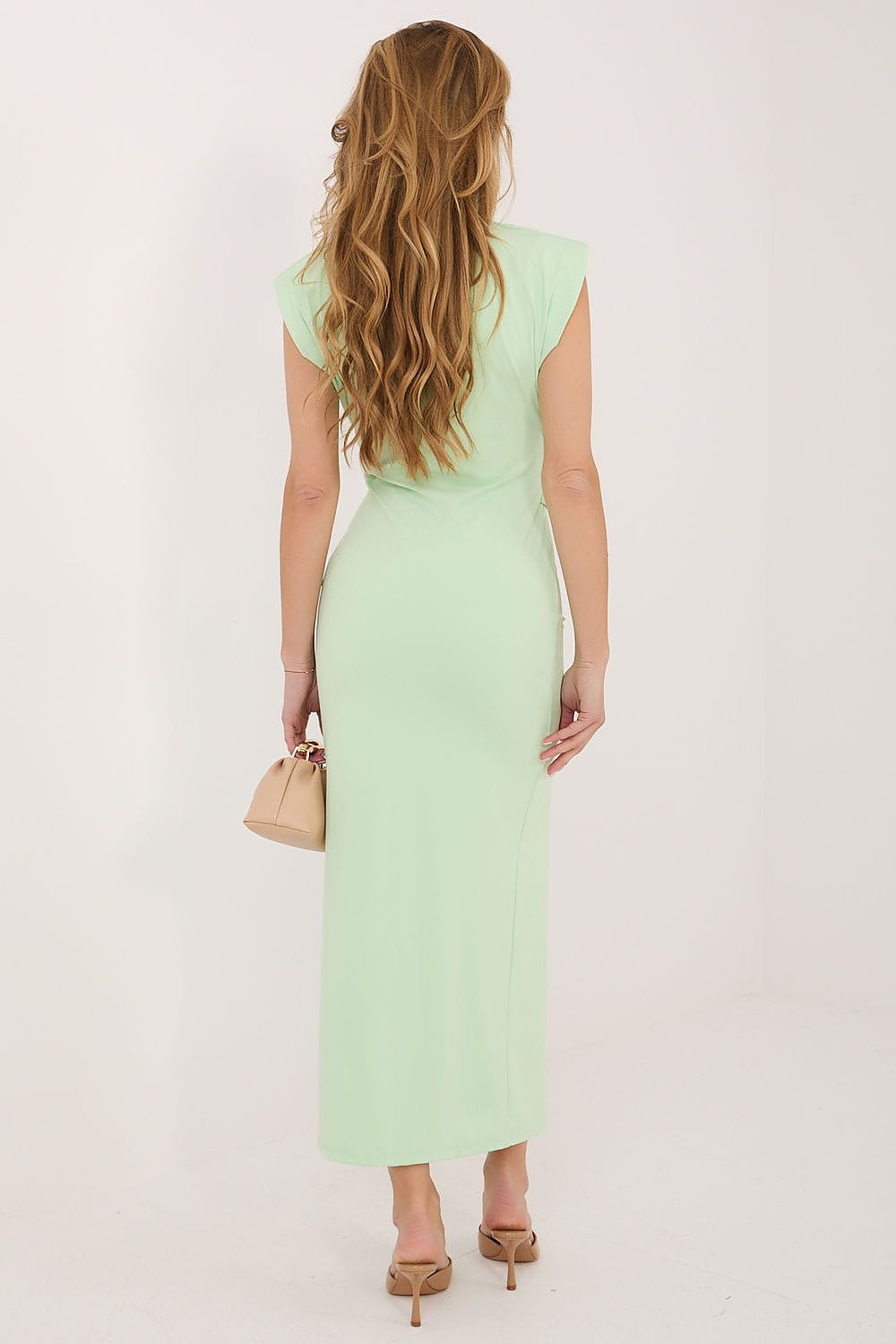 Robe longue fluide verte élégante été manches courtes silhouette droite femme accessoirisée sac beige