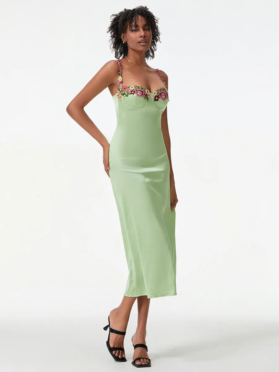 Robe de cocktail verte moulante brodée de fleurs