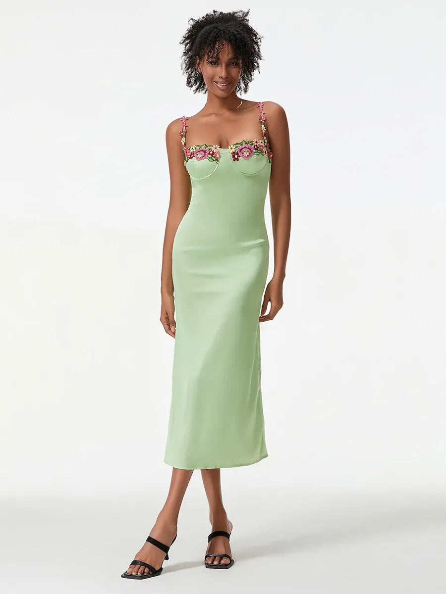 Robe de cocktail verte moulante brodée de fleurs